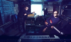 Клип The Chemical Brothers — Wide Open