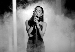 Клип Арианы Гранде (Ariana Grande) — Let Me Love You