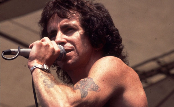 Бону Скотту, бывшему вокалисту группы AC/DC, исполнилось бы сегодня 70 лет