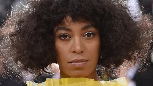 Solange решила не отставать от сестры