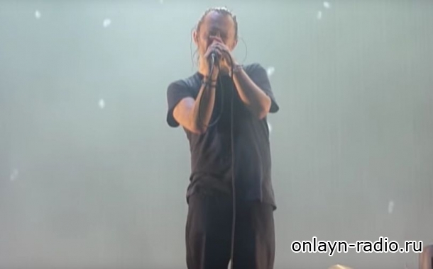 Возбужденных поклонников Radiohead удалось успокоить пением