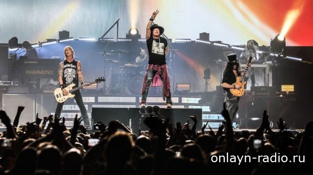 Guns N' Roses подают в суд за распространение своих записей