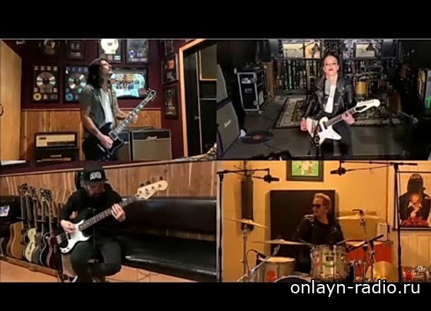 Слэш, Лиззи Хейл, Гилби Кларк и другие сыграли хит The Beatles (видео)